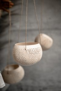 lampion kokosowy Monnarita Balkony, tarasy czy patio to przestrzeń, która wiosną i latem. Wymarzona oaza. Aranżacje tarasów i balkonów z Monnarita